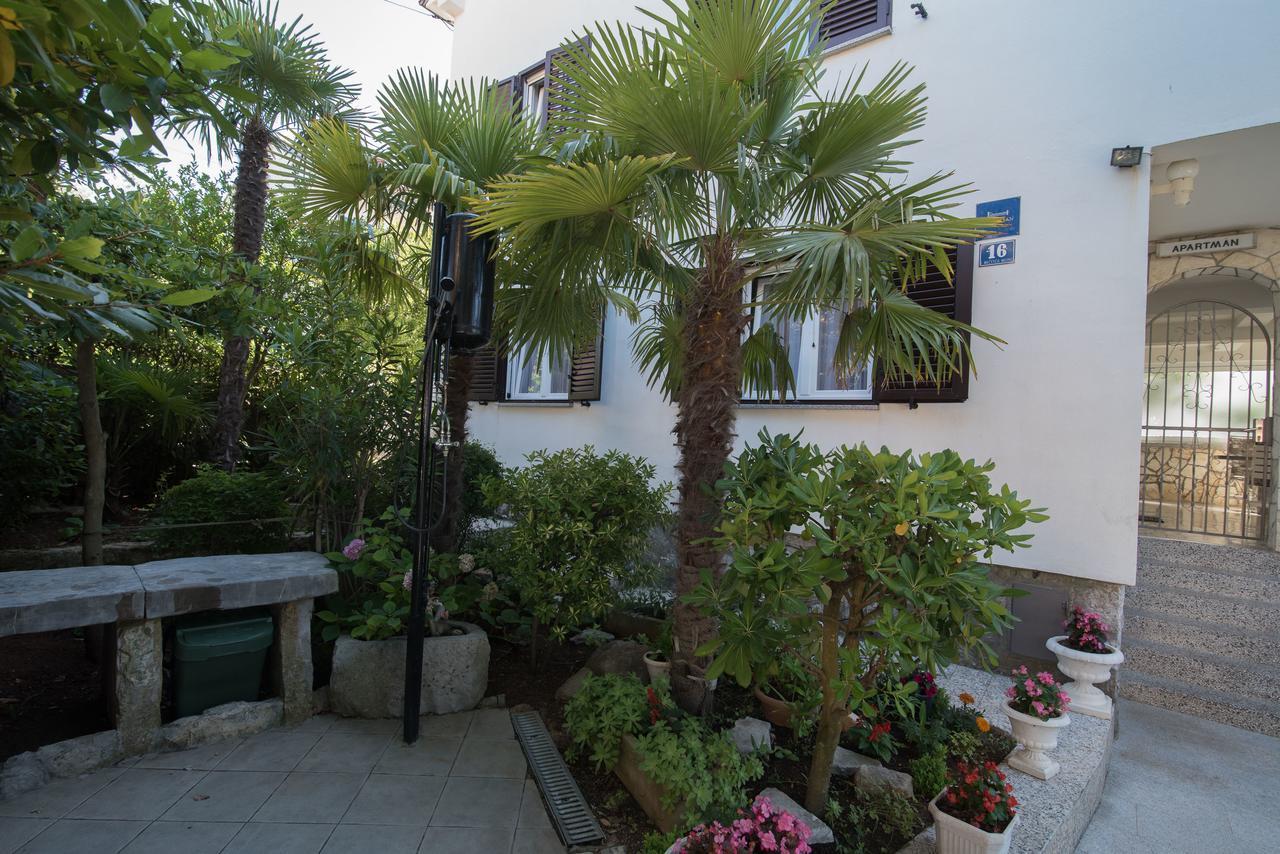 Apartments Palme Malinska Buitenkant foto