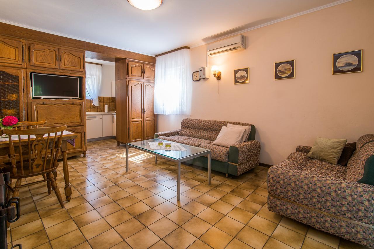 Apartments Palme Malinska Buitenkant foto